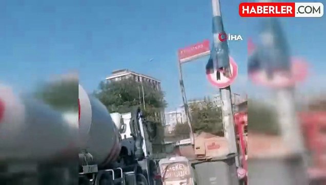 Beton mikseri yola beton ve pis su dökerek ilerledi, bir sürücü isyan etti