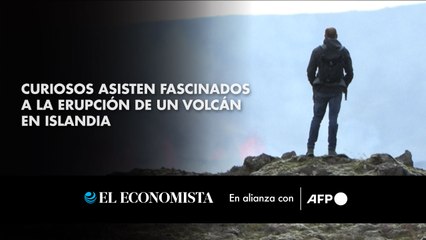 Curiosos asisten fascinados a la erupción de un volcán en Islandia