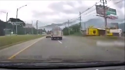 ¡Por poco causa tragedia! Imprudente conductor de Cisterna en la vía Bello- Copacabana