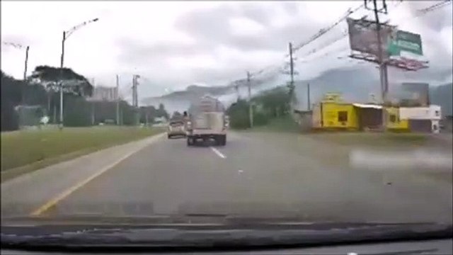 ¡Por poco causa tragedia! Imprudente conductor de Cisterna en la vía Bello- Copacabana