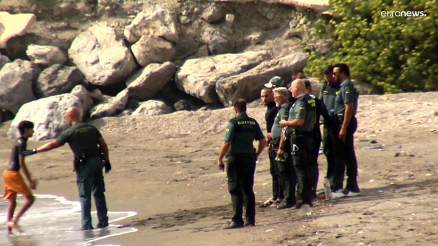 الشرطة الإسبانية تعترض طريق أكثر من 100 مهاجر غير شرعي وصلوا شواطئ مدينة سبتة