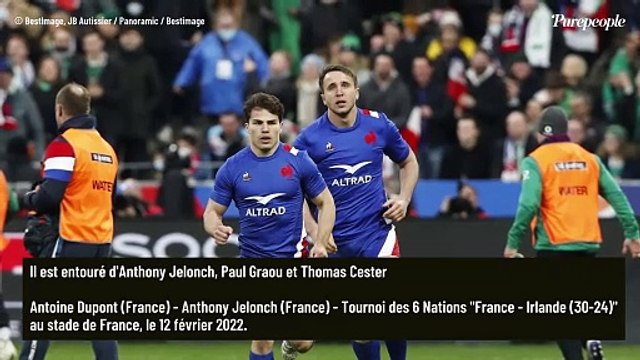 Antoine Dupont fait admirer ses abdos saillants : le rugbyman s'offre des vacances sportives avec ses amis d'enfance