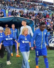 En Espagne, les joueurs de Getafe ont célébré la fête des mères en entrant sur le terrain avec leurs mamans !