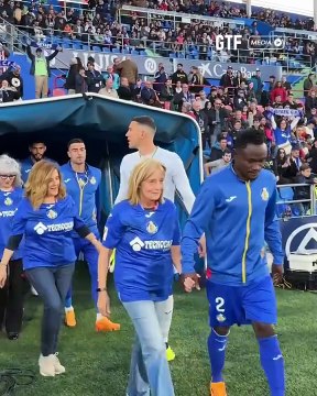 En Espagne, les joueurs de Getafe ont célébré la fête des mères en entrant sur le terrain avec leurs mamans !