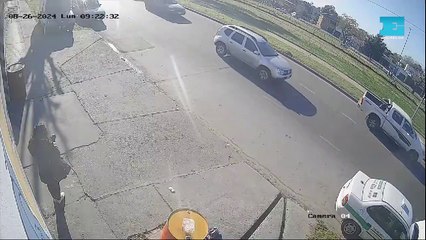 En La Plata, un motociclista embistió a un hombre y se dio a la fuga