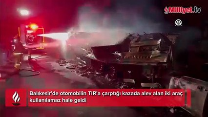 Balıkesir’de otomobilin TIR'a çarptığı kazada alev alan iki araç kullanılamaz hale geldi