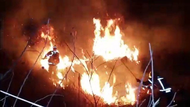 Mais fogo! Bombeiros combatem incêndio em vegetação no Universitário