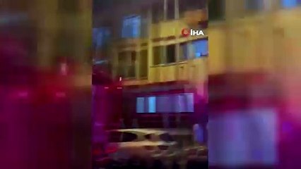 Küçükçekmece'de 2. kattan atlayan kişiyi 1 saniye önceki müdahale kurtardı