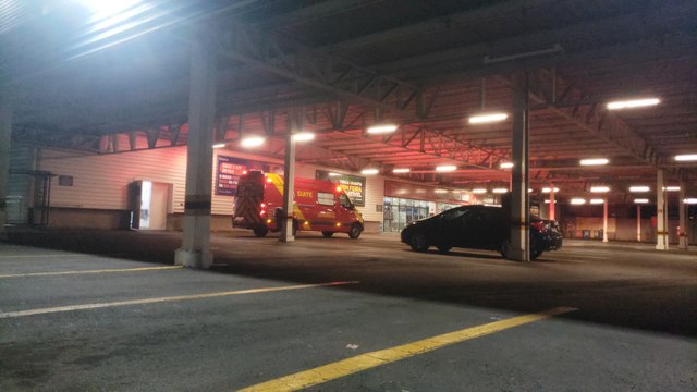 Mulher cai em escada rolante, carrinhos de compras passam por cima dela e vítima fica ferida em Cascavel