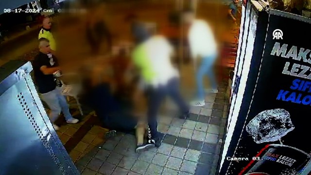 Tartıştığı kokoreççiyi polisin gözü önünde vurdu