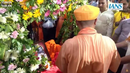 Janmashtami पर CM Yogi ने कन्हैया को पालने में झुलाकर दी जन्मोत्सव की बधाई