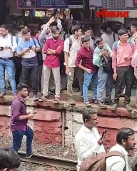 रूपाली चाकणकर राजीनामा द्या