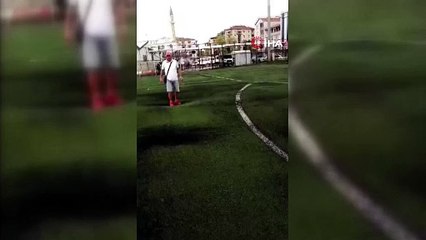 Görüntüler Samsun'dan! Şiddetli yağış halı sahayı bu hale getirdi | VİDEO