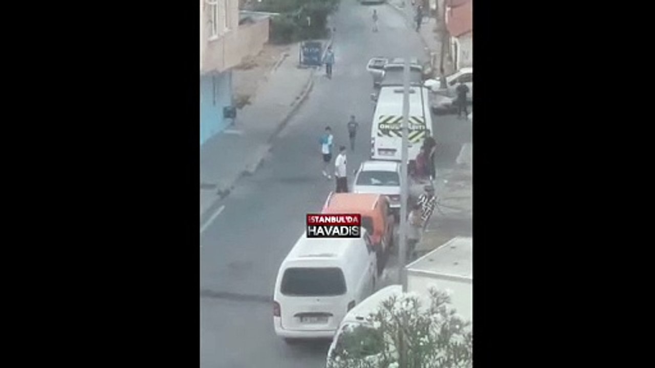 Gaziosmanpaşa'da bir çocuk başka çocuğu satırla kovaladı