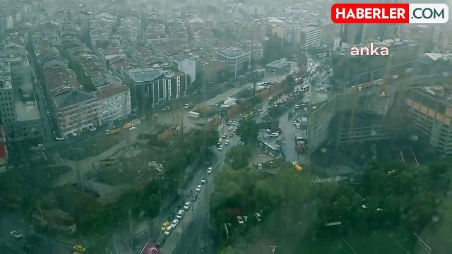 İstanbul'da Gök Gürültülü Sağanak Yağış Etkili Oluyor