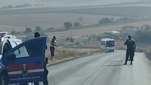 Eşini döverek öldüren şüpheli jandarmayı görence kendine bıçak dayadı