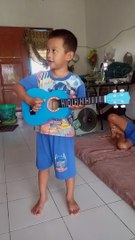 Dede In Hau artis fenomenal 