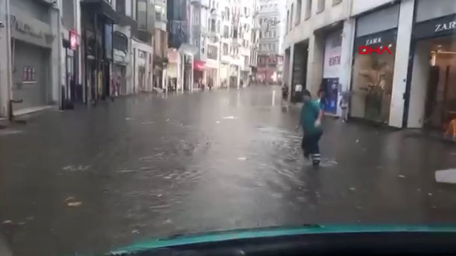 İstanbul'da sağanak yağış; İstiklal Caddesi göle döndü