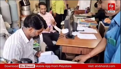 వేములవాడ ఆలయంలో ఏసీబీ రైడ్స్ - పలు అధికారులపై బదిలీ వేటు