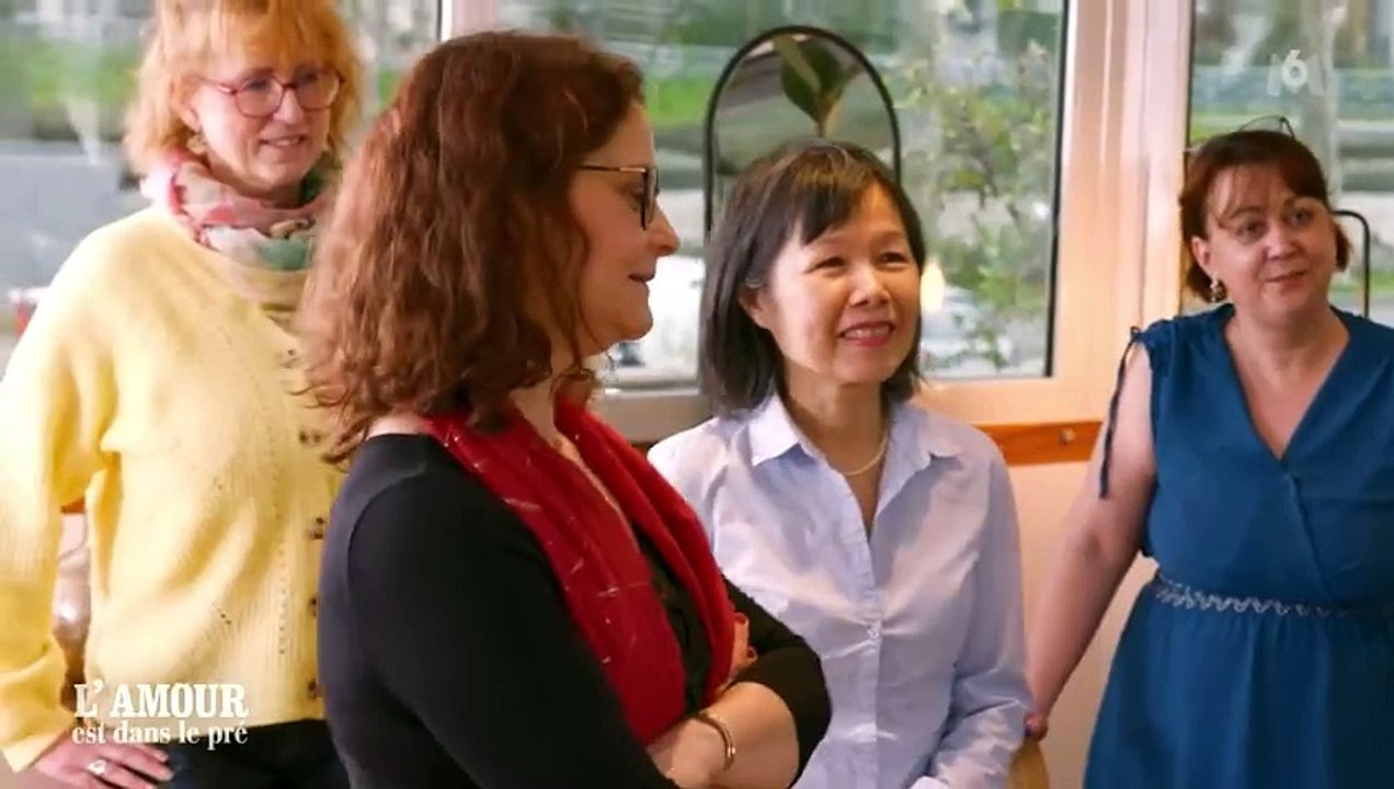 L'amour est dans le pré 2024 : Gillou discute avec les prétendantes de son ami Renaud / Une de ses prétendantes a tout prévu pour le séduire à la ferme.