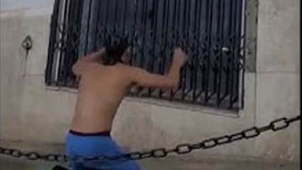 شاب جزائري يسجد لصورة تبون