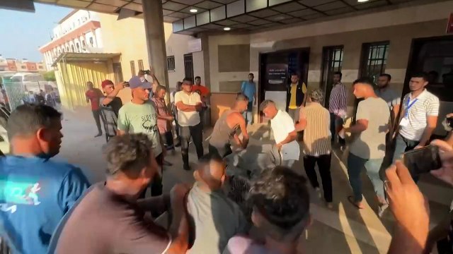 جرحى وقتلى يصلون إلى مستشفى ناصر في خان يونس عقب غارة إسرائيلية