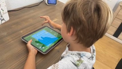 Niño utiliza la plataforma de Atenxia para tratar la dislexia y el TDAH.