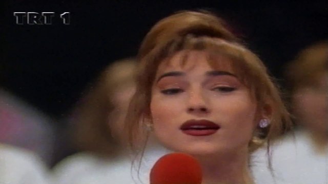 Aslı Pakalınlar / Gümüş tellerle örsem saçının her telini