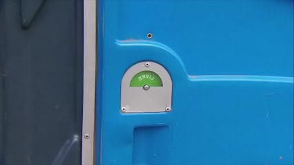 Una mujer entra al aseo y lo que se encuentra al salir es digo de una película de Star Wars