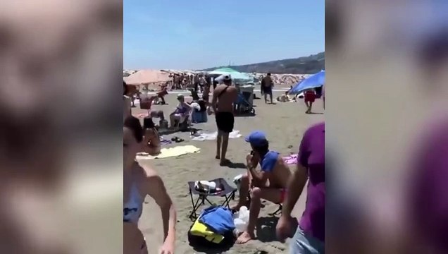 Scoperti a rubare cellulari in spiaggia a Napoli: una coppia di ladri viene aggredita e messa in fuga dai bagnanti