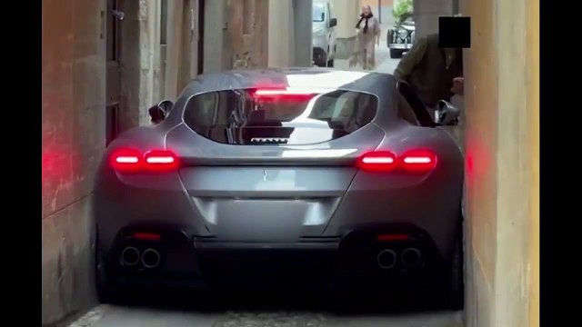 Ce conducteur de Ferrari se retrouve coincé dans une petite rue de rome... la honte
