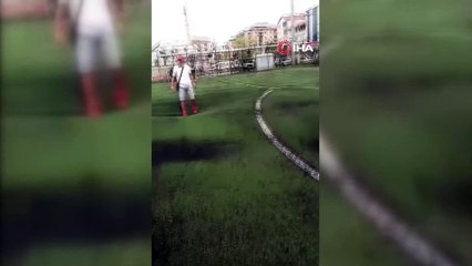 Samsun'da sağanak yağış halı sahayı bu hale getirdi: Ortaya ilginç görüntüler yansıdı!