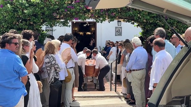 Familiares y amigos dan el último adiós a Caritina Goyanes