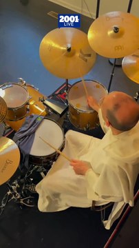 El sacerdote Hyacinth Marie Cordell se ha vuelto viral en redes sociales por tocar la batería