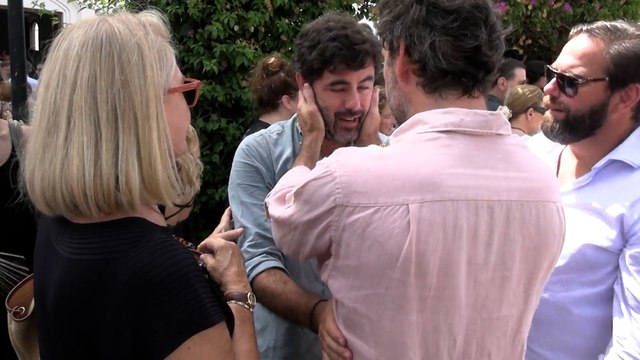 El marido, la madre y la hermana de Caritina Goyanes, emocionados recibiendo el pésame de familiares y amigos