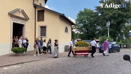 Una folla commossa per l?addio a Luigi Carlin