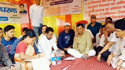 MP Chandra Prakash Chaudhary reached the indefinite dharna site near Dumri subdivision office