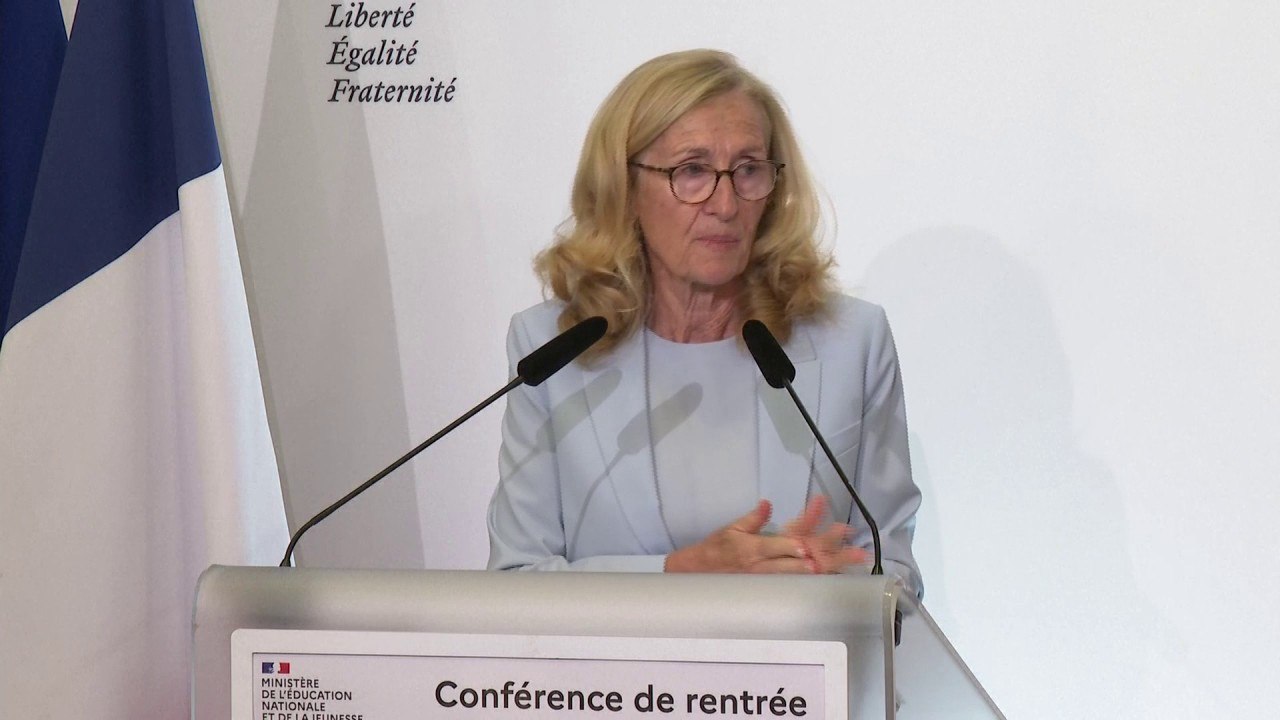 Nicole Belloubet annonce l'expérimentation de "l'interdiction des téléphones portables dans l'enceinte des écoles et des collèges"