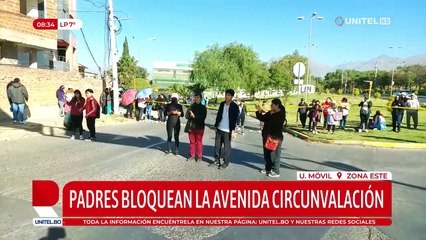 Padres bloquean en Cochabamba exigiendo el retiro de una maestra acusada de maltratar a los estudiantes