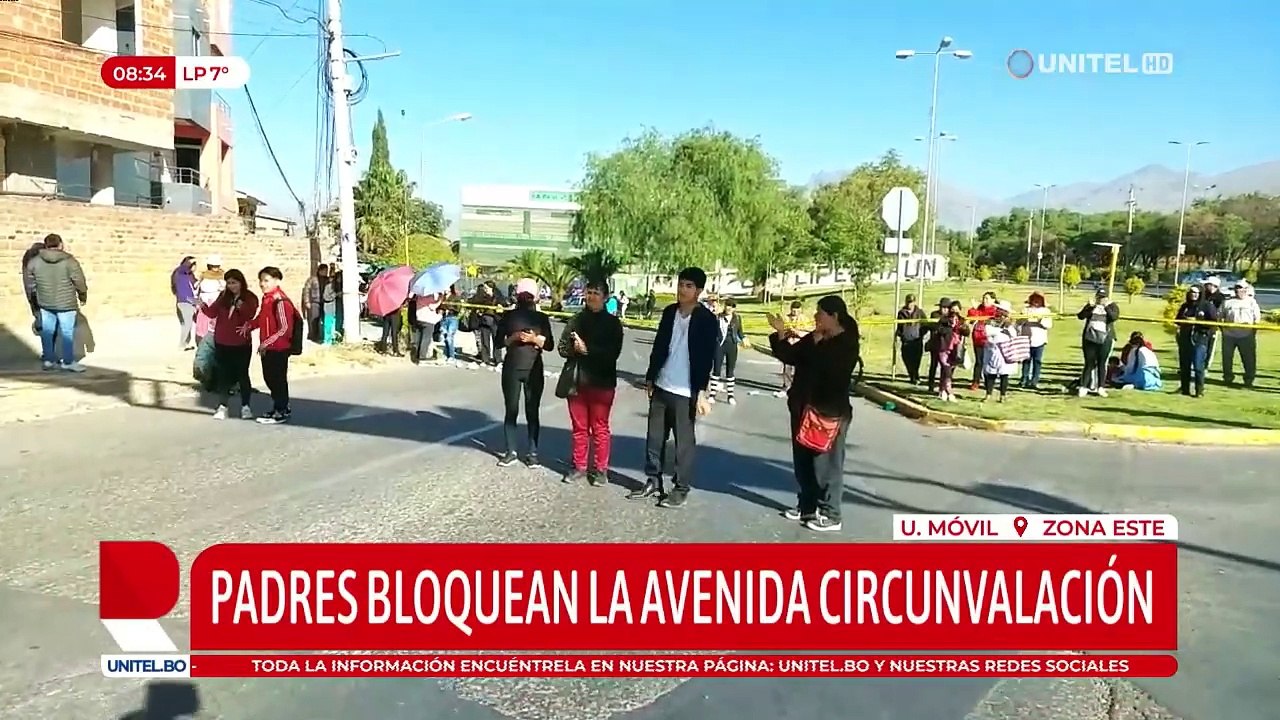 Padres bloquean en Cochabamba exigiendo el retiro de una maestra acusada de maltratar a los estudiantes