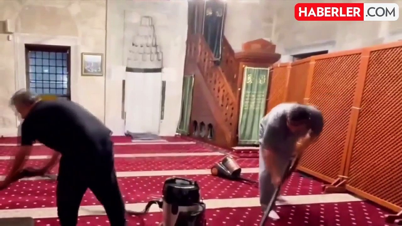 Bir dönemin efsane ismi Mesut Özil, cami temizlerken görüntülendi