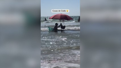 La surrealista manera de 'guardar' sitio en primera línea de playa de este señor en Cádiz