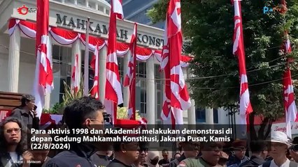 Aktivis 98 Demo di Depan Gedung Mahkamah Konstitusi