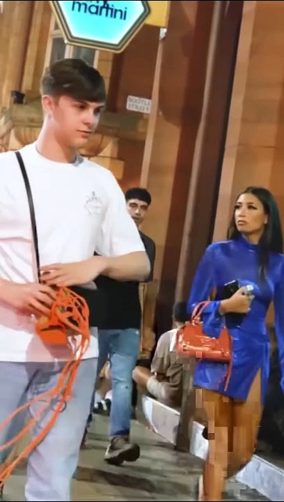 Hermosas mujeres solteras caminando por la calle a las 2 a. m. en Liverpool Street