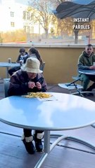 Cette grand-mère ne parvient pas à manger correctement sa nourriture puis reçoit un précieux soutien