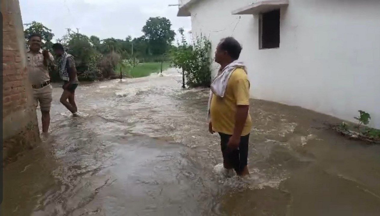 जल भराव की समस्या लेकर सुबह-सुबह कलेक्टर आवास पहुंचे दो दर्जन ग्रामीण