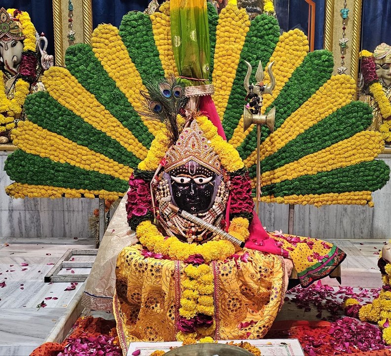 आस्था का उमड़ा ज्वर तो बदला शहर का रंग
