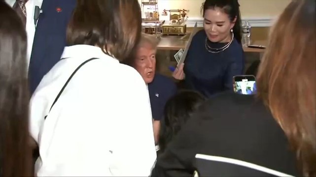 Équipe Trump - Le président Trump visite un restaurant vietnamien à Falls Church, en Virginie : Nous nous battrons tous pour vous, monsieur ! Nous avons besoin de vous pour les quatre prochaines années !