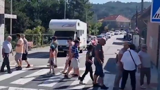 Espagne : ils traversent un passage piéton en continu pour empêcher les touristes de passer