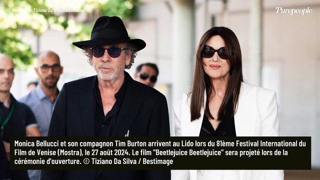 Monica Bellucci, très classe, arrive main dans la main avec son compagnon Tim Burton à La Mostra de Venise